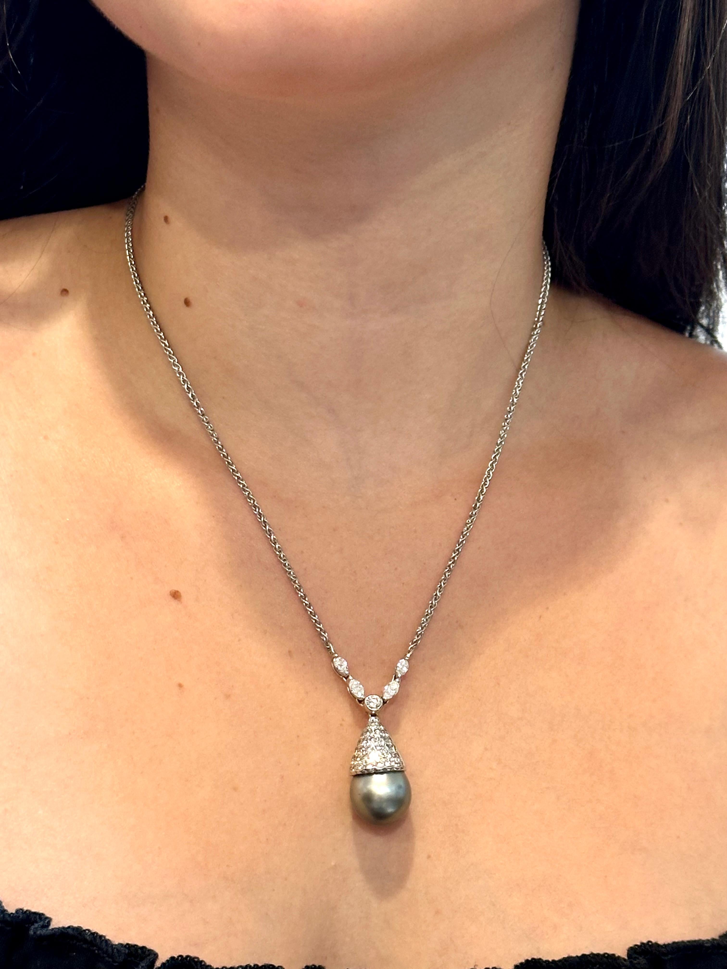 Perla nera rotonda di Tahiti da 14 mm e diamante da 2 carati in oro 14 Kt  Ciondolo / Collana in vendita 4