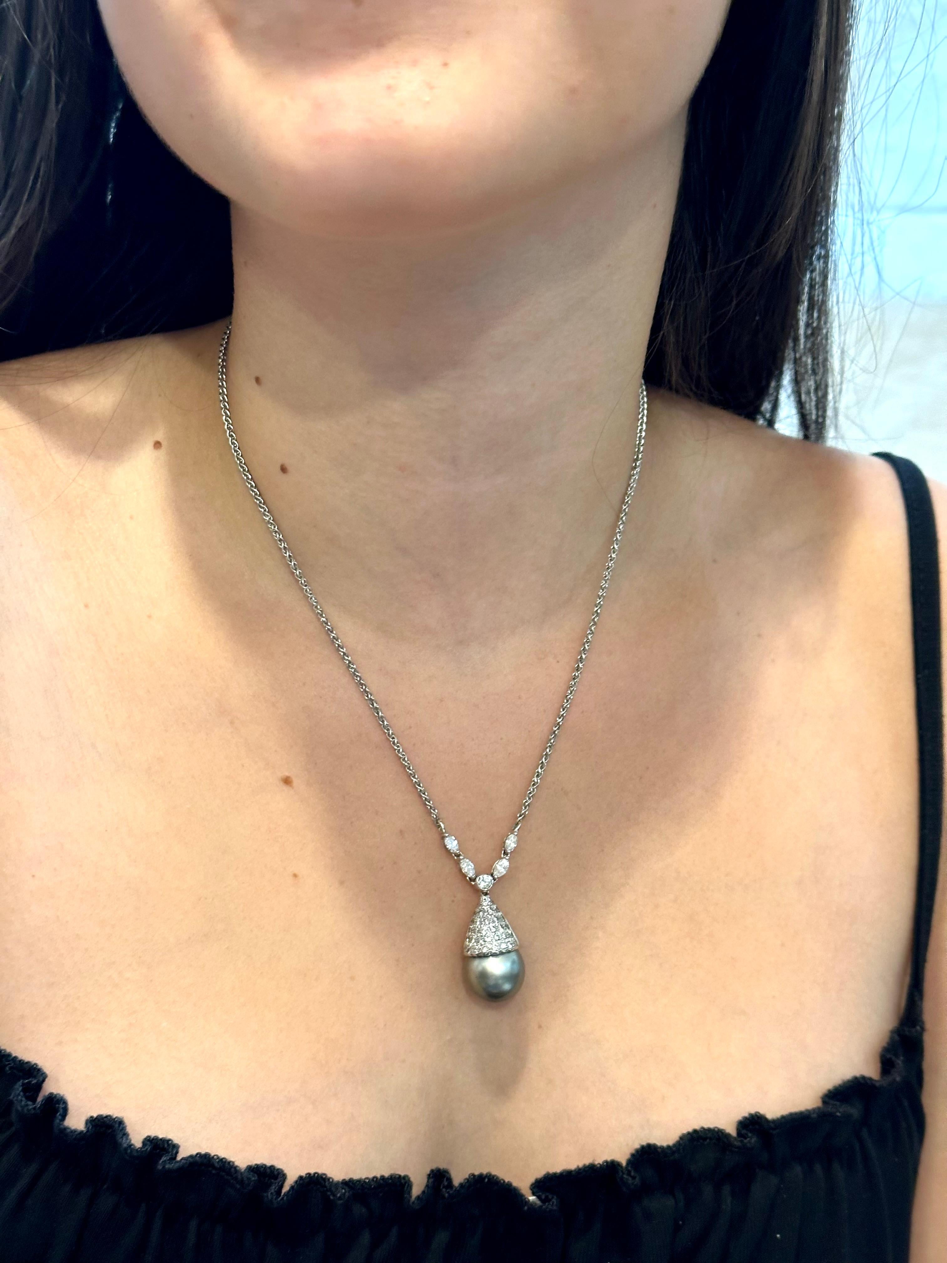Perla nera rotonda di Tahiti da 14 mm e diamante da 2 carati in oro 14 Kt  Ciondolo / Collana in vendita 6