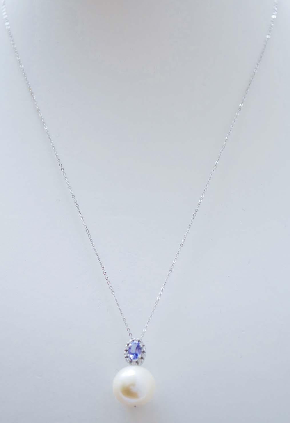 Wunderschöner Anhänger aus 14-karätigem Weißgold mit einem von Diamanten umgebenen Tansanit und darunter einer Perle.
Die Kette aus 9 kt Weißgold ist im Lieferumfang enthalten.
Dieser Anhänger wurde von italienischen Goldschmiedemeistern vollständig