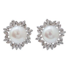 Pendientes de perlas de 14 mm, diamantes y oro blanco de 14 quilates.