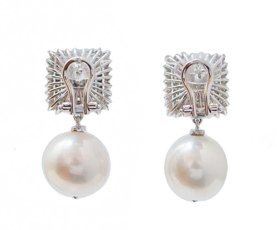 Moderno Orecchini con perle da 14 mm, diamanti e oro bianco da 18 carati. in vendita