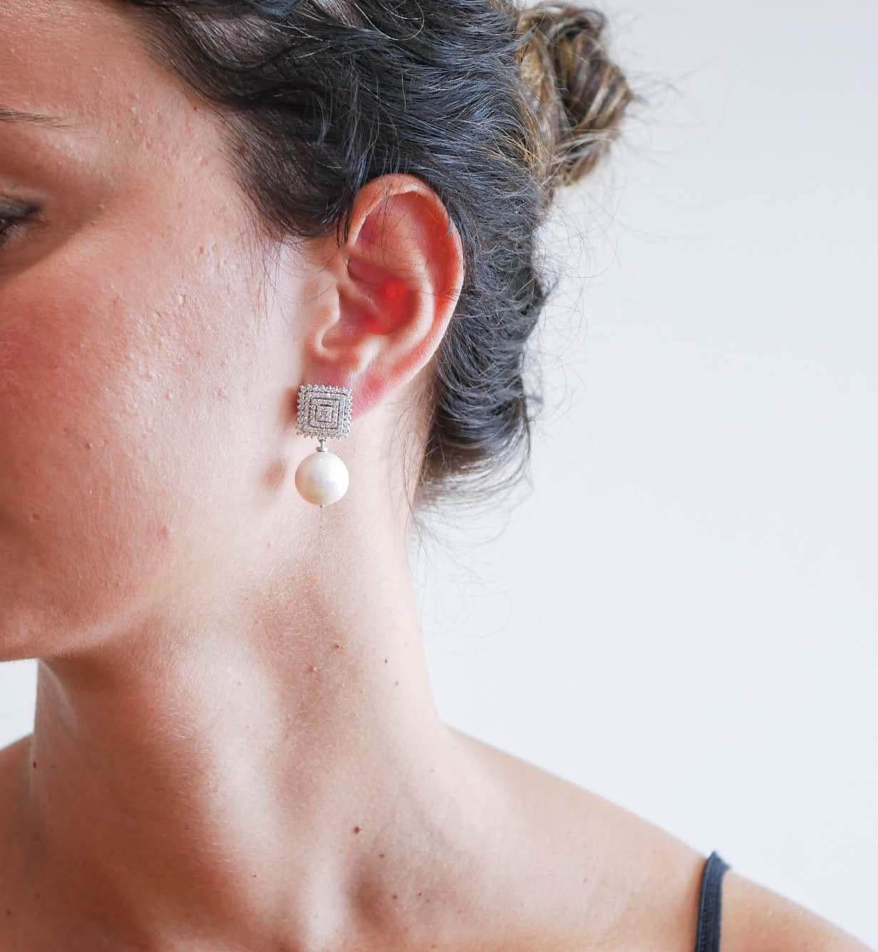 Taglio brillante Orecchini con perle da 14 mm, diamanti e oro bianco da 18 carati. in vendita