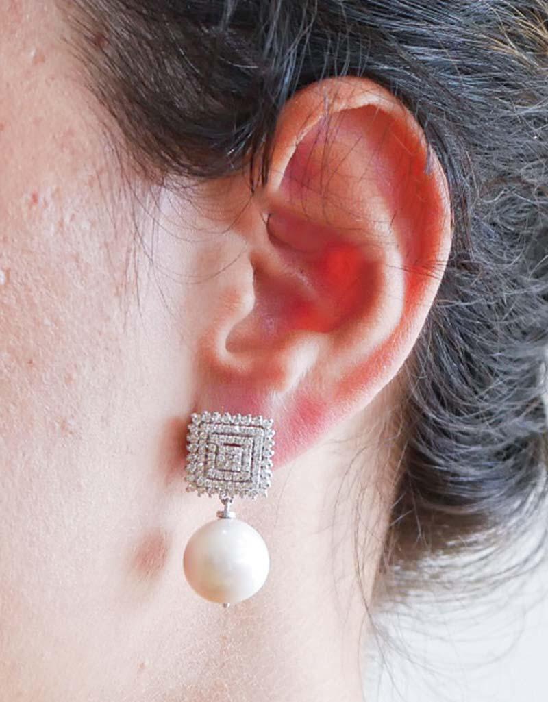 Orecchini con perle da 14 mm, diamanti e oro bianco da 18 carati. In condizioni Nuovo in vendita a Marcianise, Marcianise (CE)