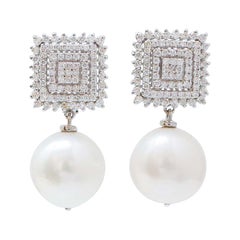 Boucles d'oreilles 14 Mm perles, diamants, or blanc 18 carats.