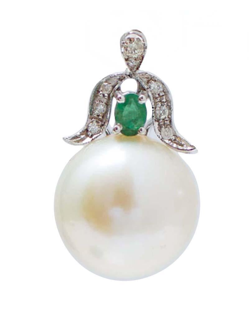 Magnifiques boucles d'oreilles en or blanc 14 kt montées avec une émeraude centrale entourée de diamants et, en dessous, une perle.
Ces boucles d'oreilles ont été entièrement réalisées à la main par des maîtres orfèvres italiens et elles sont en