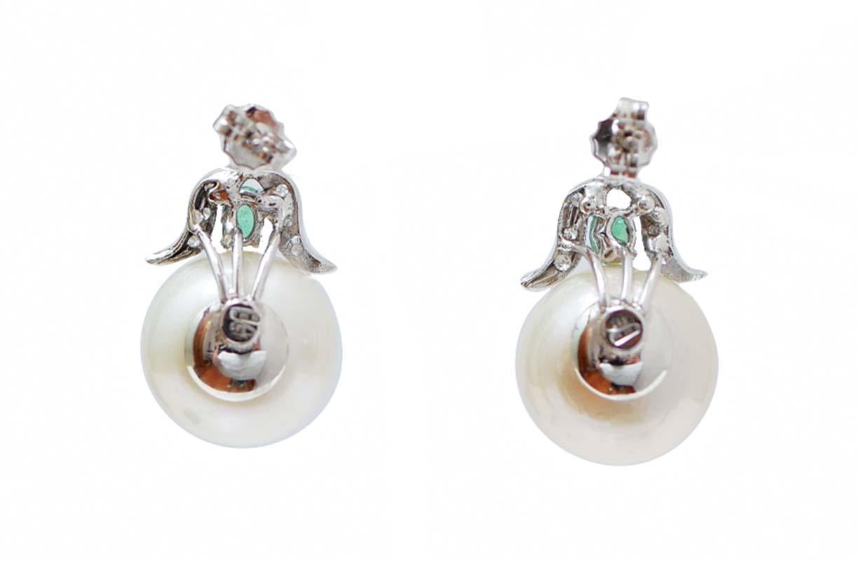 Rétro 14 Mm Perles, Emeraudes, Diamants, Boucles d'oreilles en or blanc 14 carats. en vente