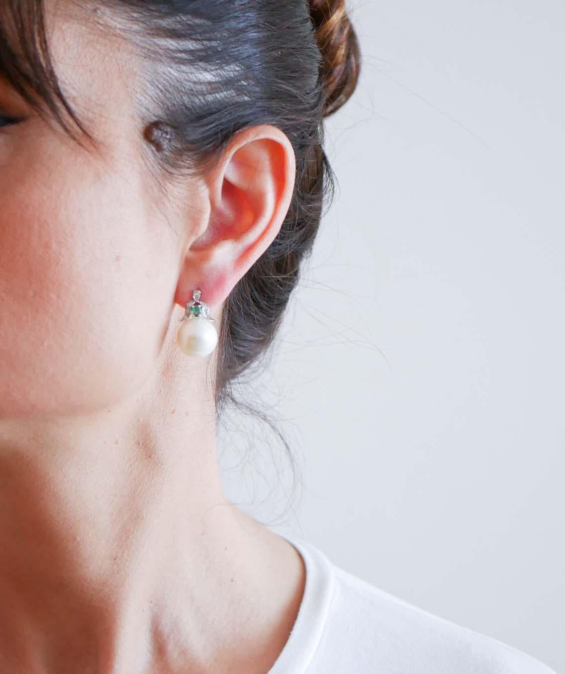Taille mixte 14 Mm Perles, Emeraudes, Diamants, Boucles d'oreilles en or blanc 14 carats. en vente