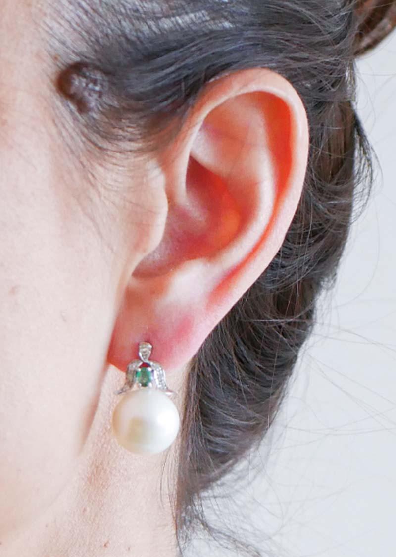 14 Mm Perles, Emeraudes, Diamants, Boucles d'oreilles en or blanc 14 carats. Bon état - En vente à Marcianise, Marcianise (CE)