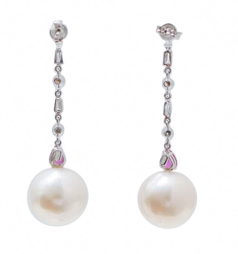Rétro Orecchini da 14 mm con perle, rubini, diamanti, oro bianco 14 carati. in vendita