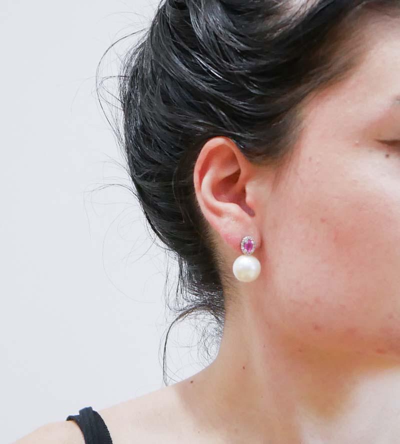 Taglio misto Orecchini da 14 mm con perle, rubini, diamanti, oro bianco 14 carati. in vendita