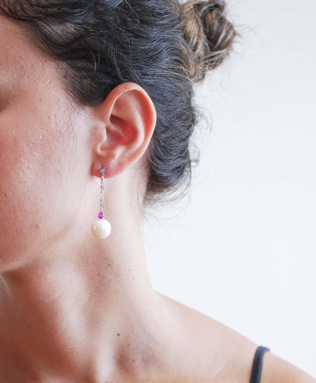 Taglio misto Orecchini da 14 mm con perle, rubini, diamanti, oro bianco 14 carati. in vendita