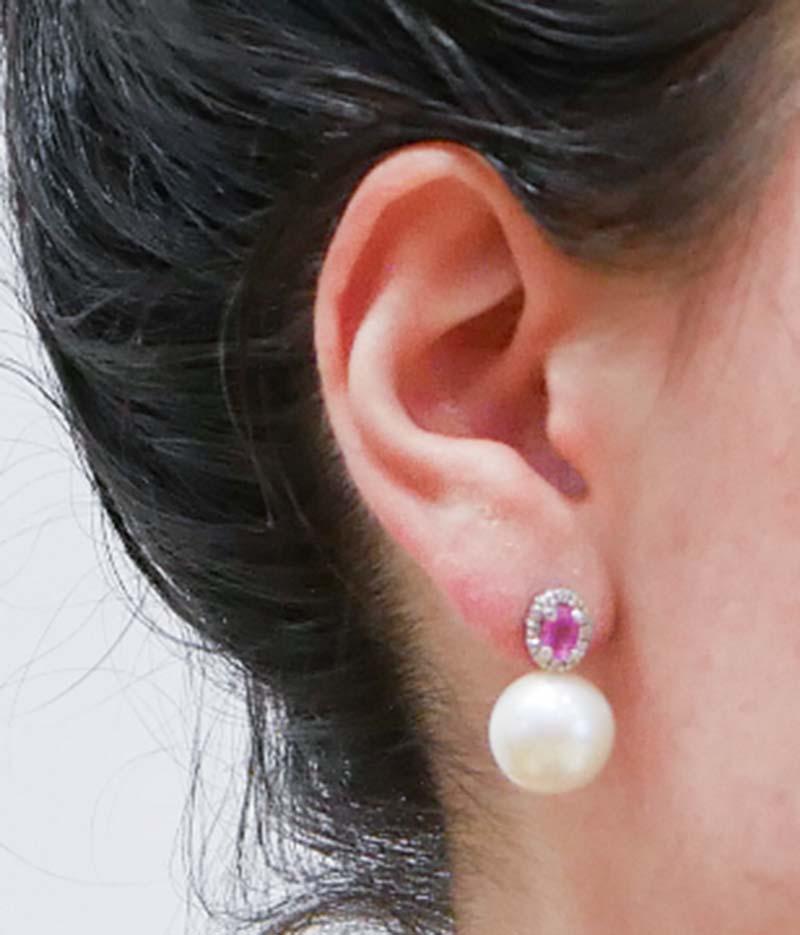 Orecchini da 14 mm con perle, rubini, diamanti, oro bianco 14 carati. In condizioni buone in vendita a Marcianise, Marcianise (CE)