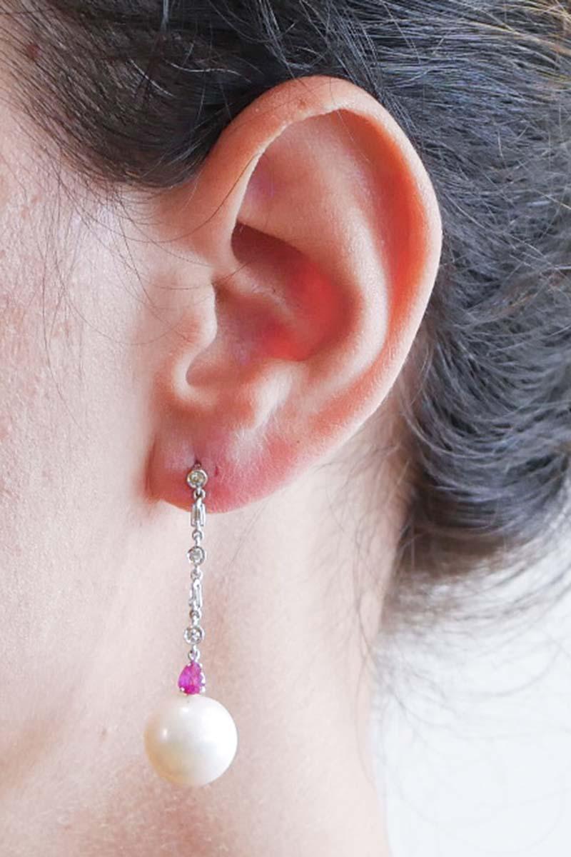 Orecchini da 14 mm con perle, rubini, diamanti, oro bianco 14 carati. In condizioni buone in vendita a Marcianise, Marcianise (CE)