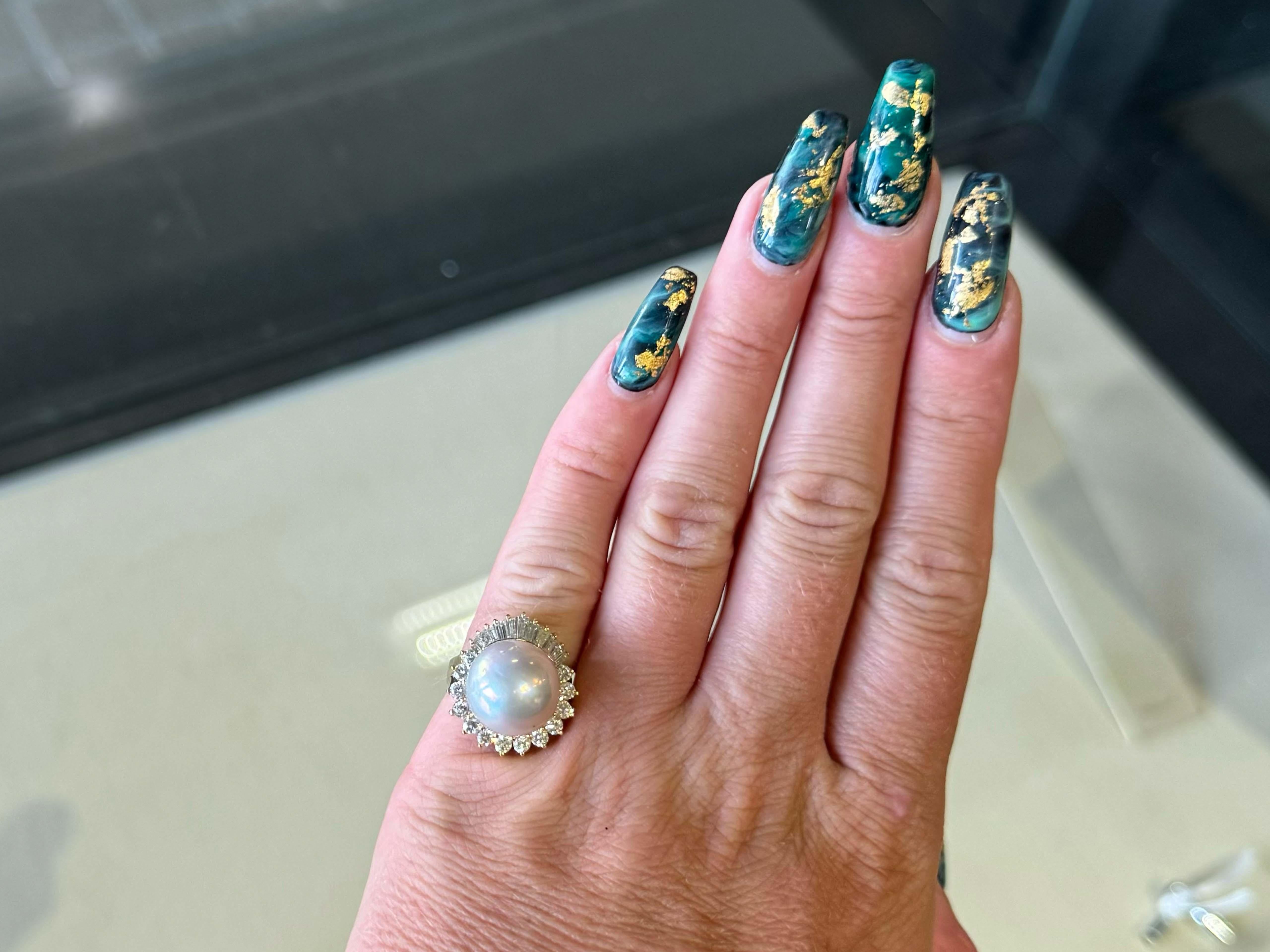 Especificaciones del anillo:

Metal: Oro amarillo de 18 quilates

Peso total: 10,4 gramos

Diámetro de la perla: ~14 mm

Recuento de perlas: 1 perla del mar del sur

Cantidad de diamantes: 13 talla brillante, 11 baguette

Color del diamante:
