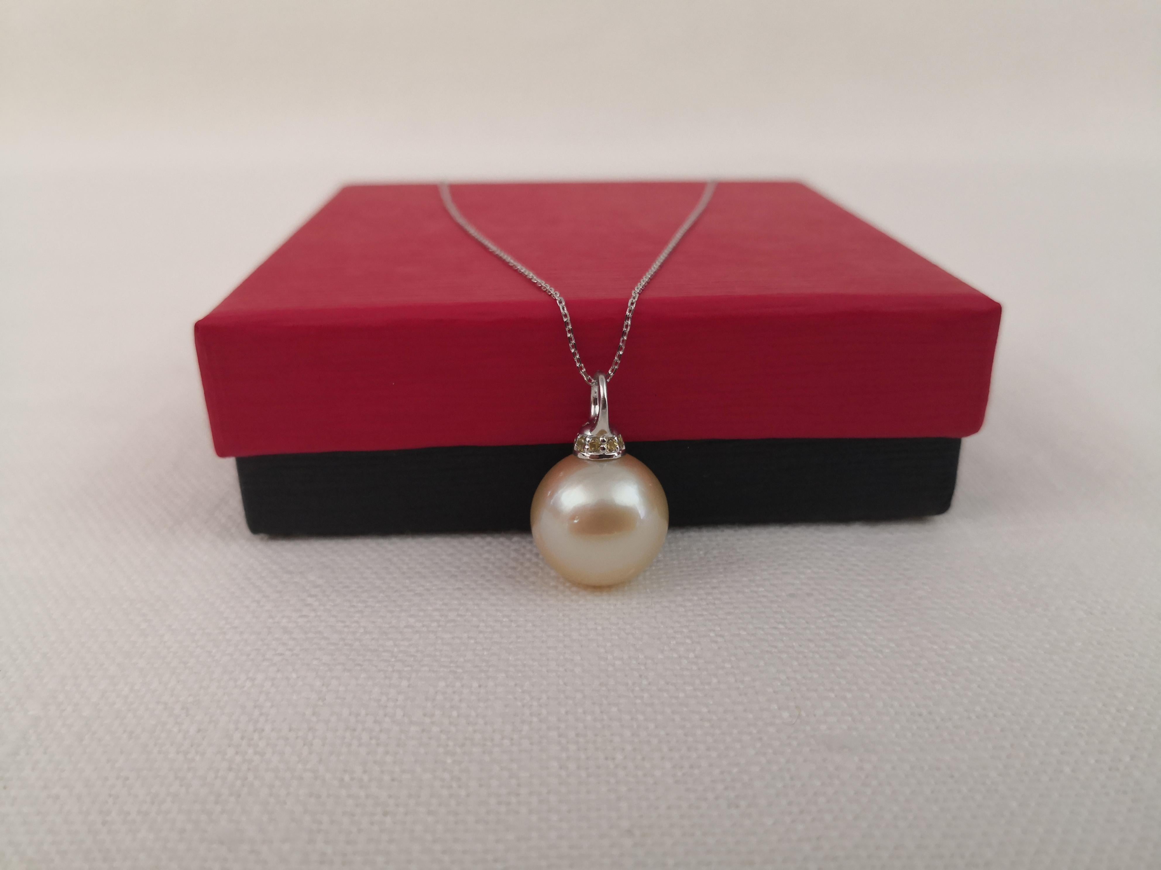 A Necklace Pendant of South Sea Pearl, Diamonds and 18 Karat Gold.

- South Sea Pearl from Pinctada Maxima Oyster
- Origin Indonesia Ocean waters
- Pearl of Natural Color and Luster
- Size of Pearl 14 mm
- Pearl of Round Shape
- Quality AAA
- Yellow