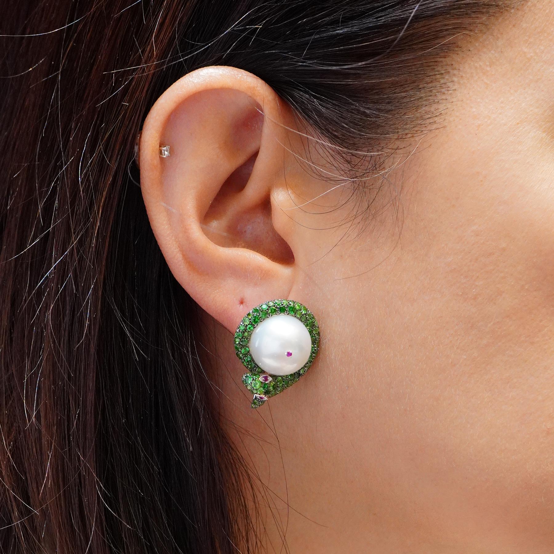 14 MM Perla dei mari del sud avvolta in tsavorite Orecchino di design a serpente 18 carati In condizioni Nuovo in vendita a Hung Hom, HK