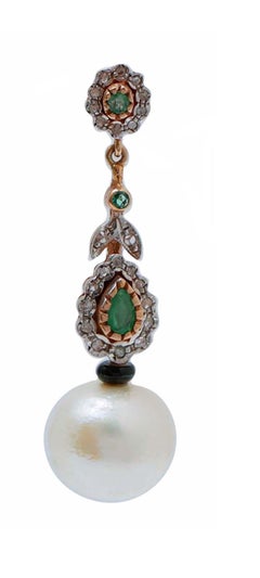 Boucles d'oreilles 14 Mm en perles blanches, émeraudes, diamants, onyx, or rose et argent.