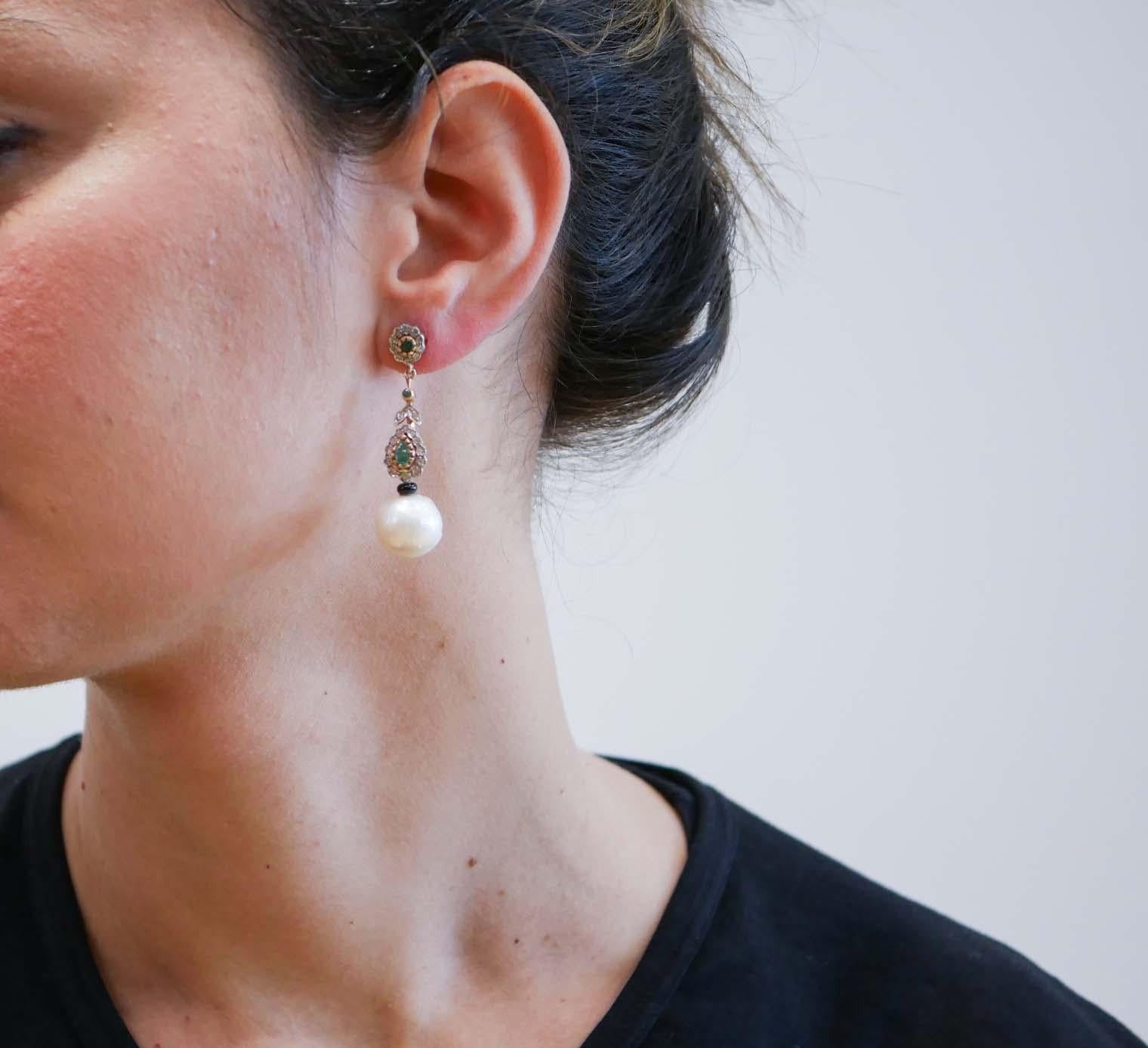 Taglio misto Orecchini da 14 mm con perle bianche, smeraldi, diamanti, onice, oro rosa e argento. in vendita
