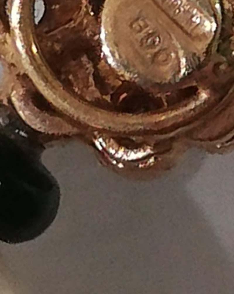 Orecchini da 14 mm con perle bianche, smeraldi, diamanti, onice, oro rosa e argento. in vendita 1