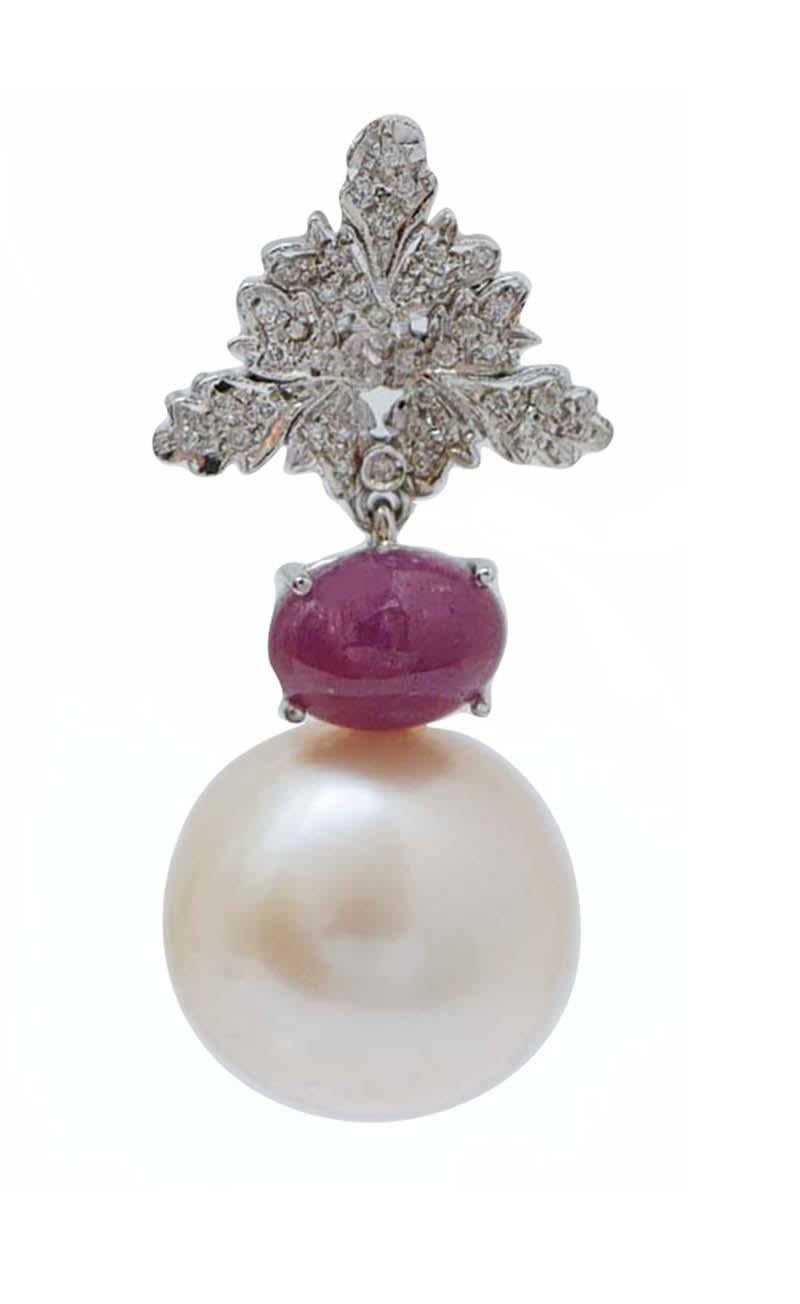Sorprendentes pendientes en estructura de oro blanco de 14 kt compuestos por un grupo de hojas tachonadas de diamantes; en el centro, un rubí y una perla blanca como colgante.
Estos pendientes fueron hechos totalmente a mano por maestros orfebres