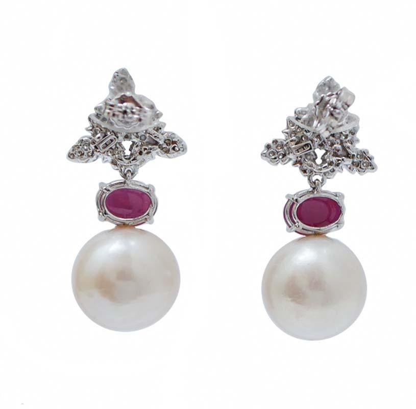 Pendientes de perlas blancas de 14 mm, rubíes, diamantes y oro blanco de 14 quilates. Retro en venta