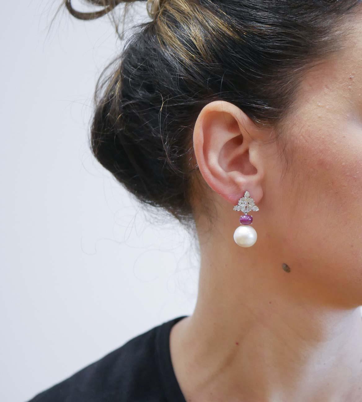Pendientes de perlas blancas de 14 mm, rubíes, diamantes y oro blanco de 14 quilates. Corte mixto en venta