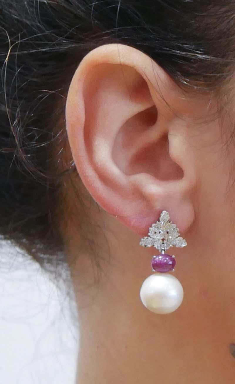 Pendientes de perlas blancas de 14 mm, rubíes, diamantes y oro blanco de 14 quilates. en Bueno estado para la venta en Marcianise, Marcianise (CE)