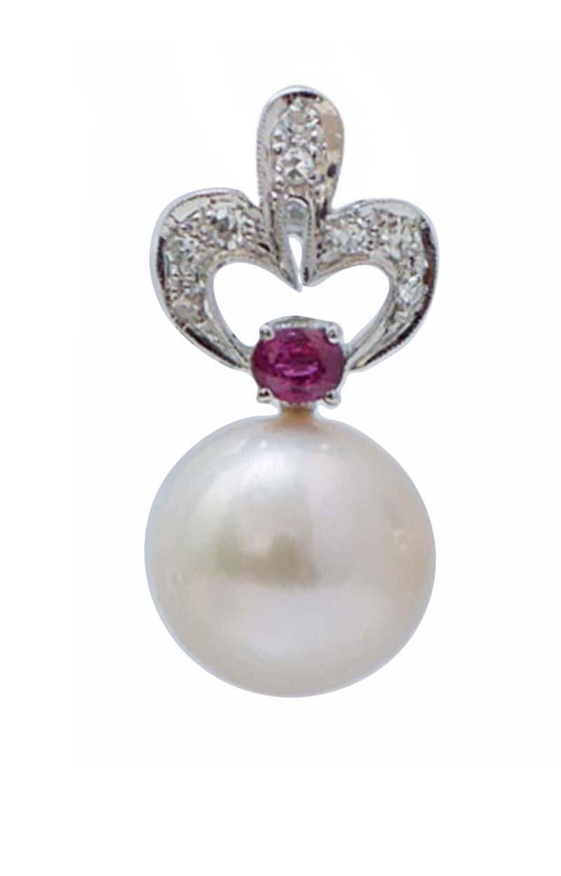 Beautiful earrings in platinum structure mounted with a ruby linked to a structure studded with diamonds. As pendant, a pearl.
These earrings were totally handmade by Italian master goldsmiths and they are in perfect conditions.
Diamonds 0.57