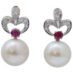 Orecchini di 14 mm con perle bianche, rubini, diamanti e platino.