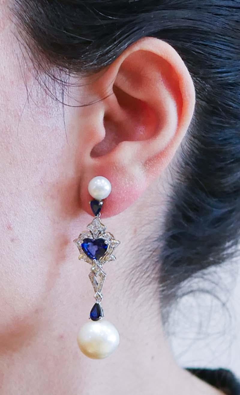 14 Mm White Pearls, Sapphires, Diamonds, 14 Karat White Gold Earrings. In Good Condition For Sale In Marcianise, Marcianise (CE)