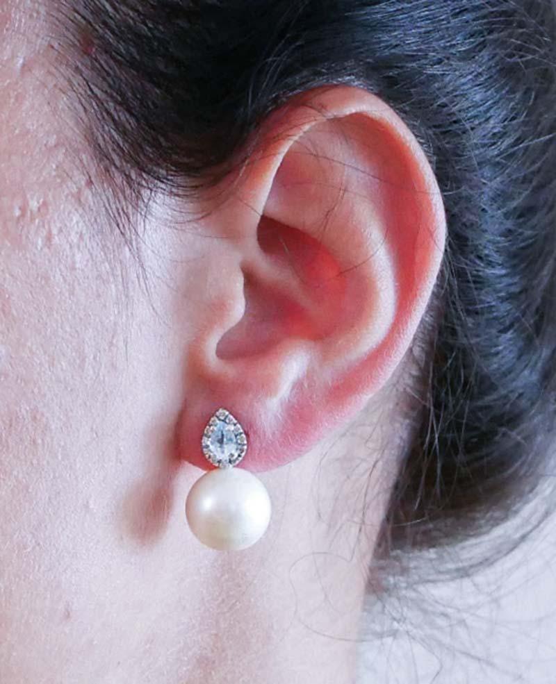 Orecchini con perle bianche da 14 mm, topazio, diamanti, oro bianco da 14 carati. In condizioni buone in vendita a Marcianise, Marcianise (CE)
