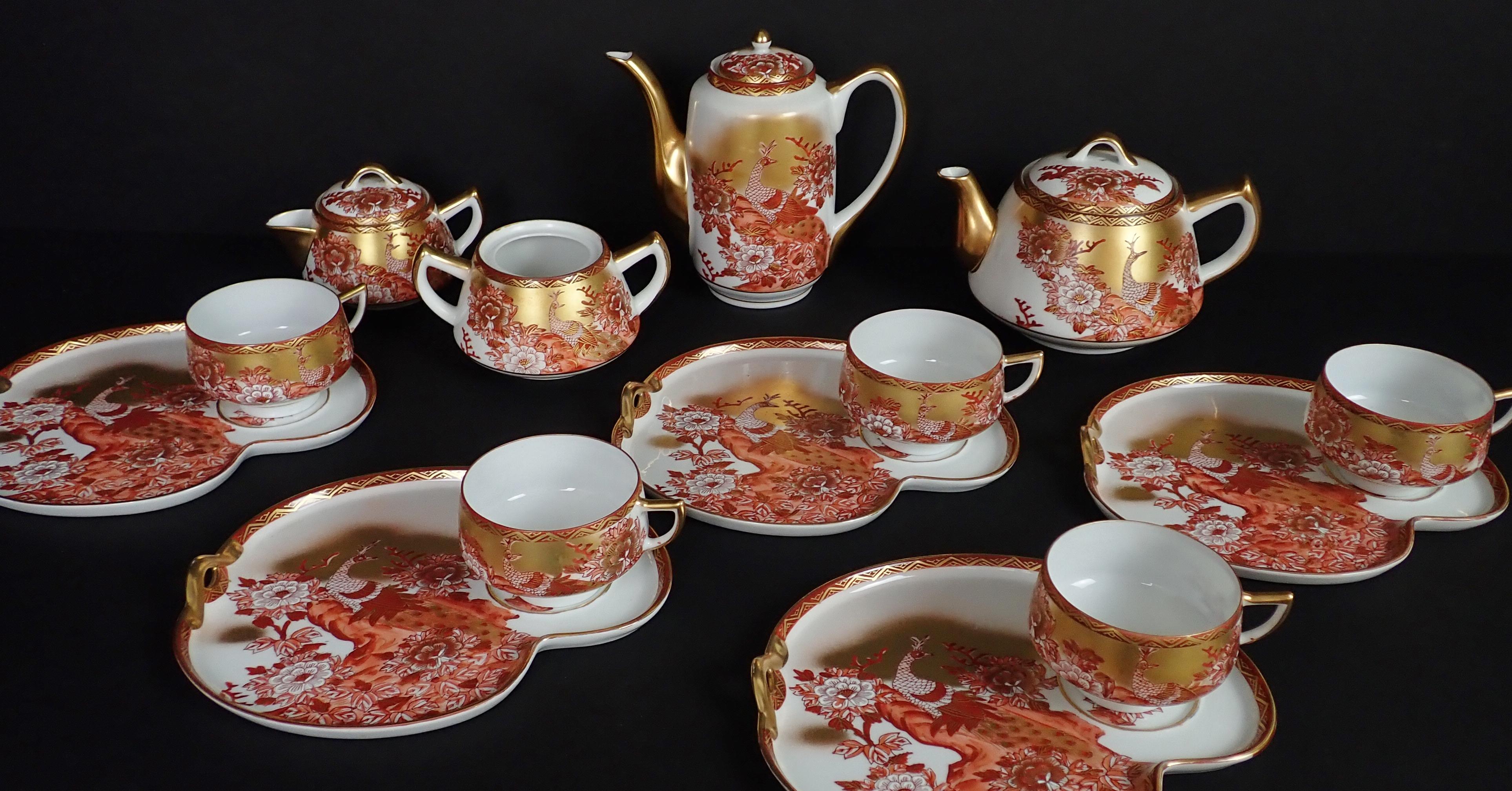 Service à thé et à dessert japonais Kutani, 14 pièces, doré et peint, avec paon. Service à thé et service en forme de paon, peint à la main et doré. Elle est ornée d'un motif floral et d'un paon.
Théières et cafetières à couvercle, crémier à