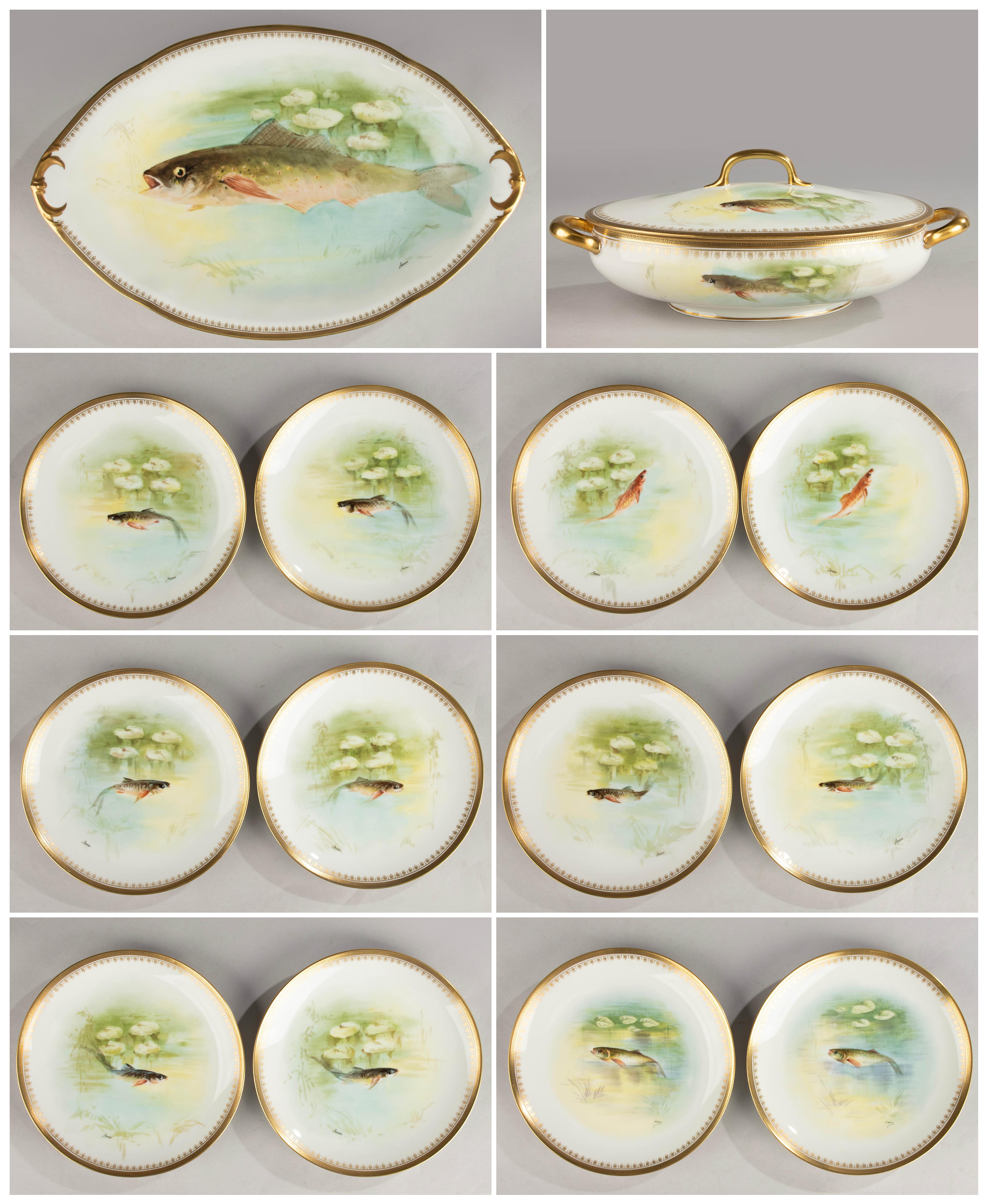 Un bellissimo servizio da pesce in porcellana, completo per 12 persone, del marchio francese Bernardaud Limoges.
Il servizio è splendidamente decorato con varie immagini di pesci, in stile romantico, e con bellissimi bordi dorati.
Questo set è