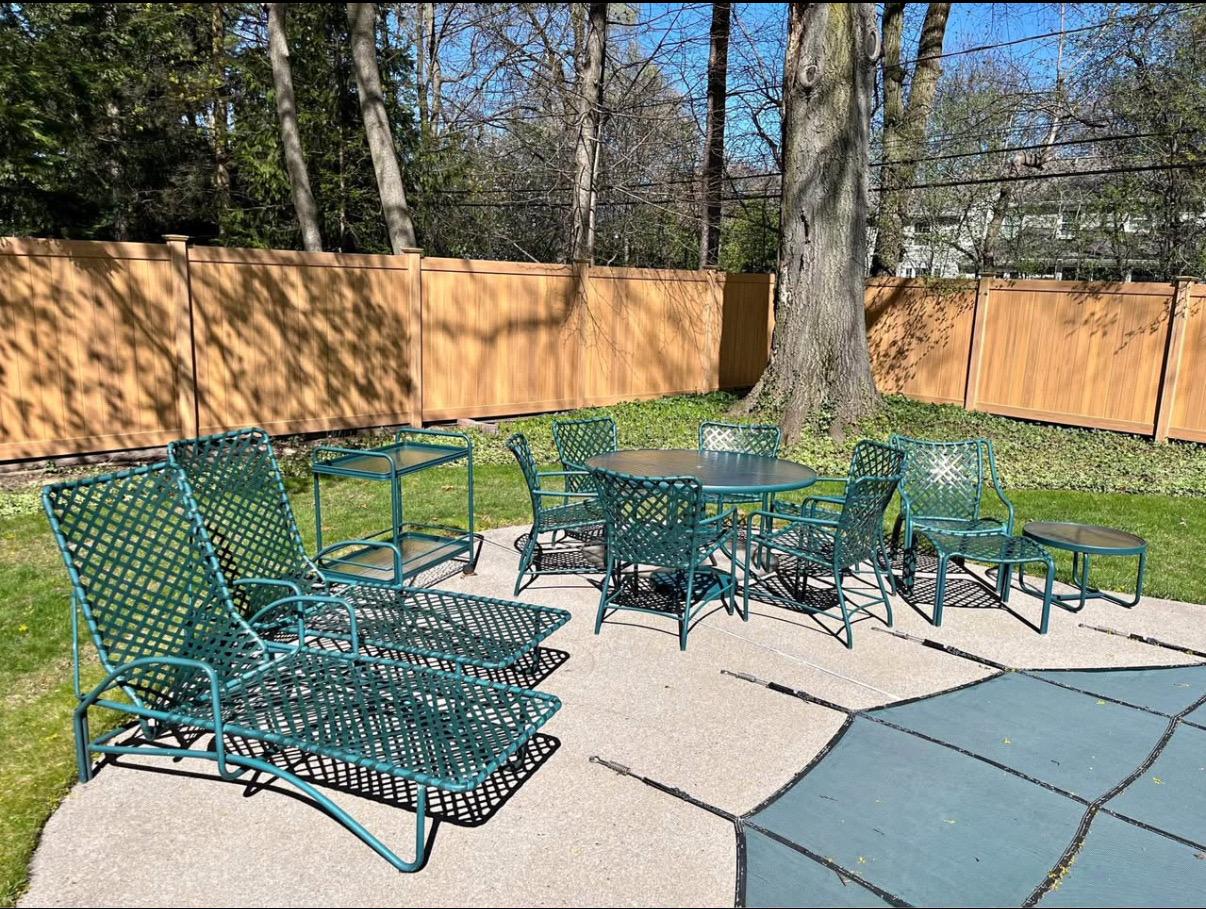 Eccezionale set da patio vintage Tamiami Brown Jordan a 14 pezzi con iconiche cinghie verdi, anni '60

Un'eccezionale e rara suite vintage completa per esterni Tamiami - 14 pezzi in totale - con cornici classiche in alluminio della metà del secolo