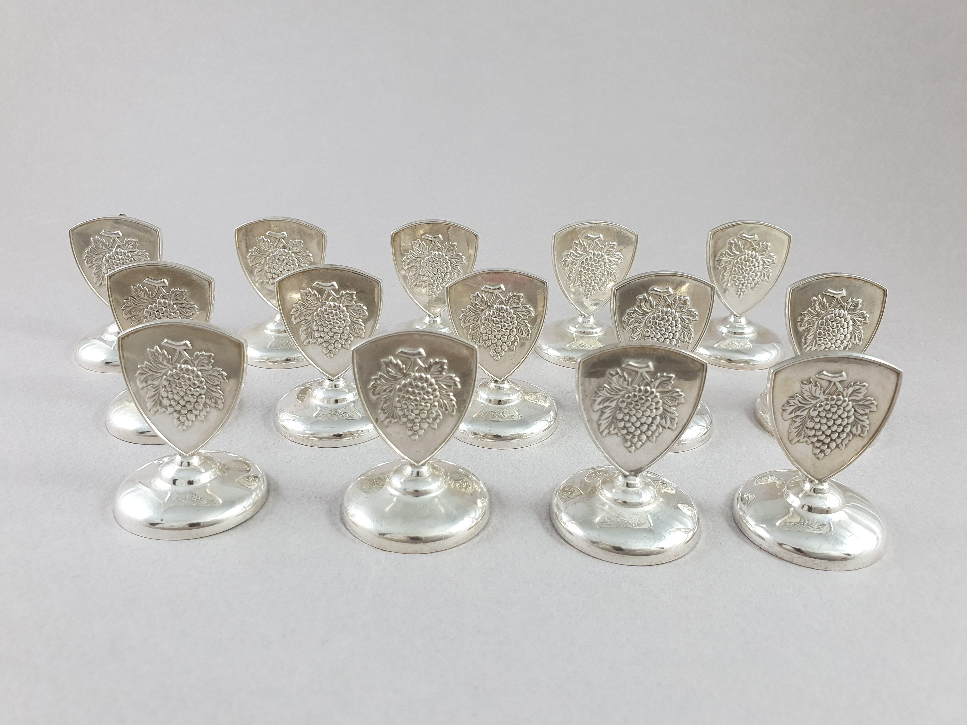 14 place cards holders in solid silver 

Decorated with vine leaves and grapes 

800 silver hallmark 

Measures: Height: 3.8 cm 
Base diameter: 3 cm 
Weight: 217 grams

Good condition.