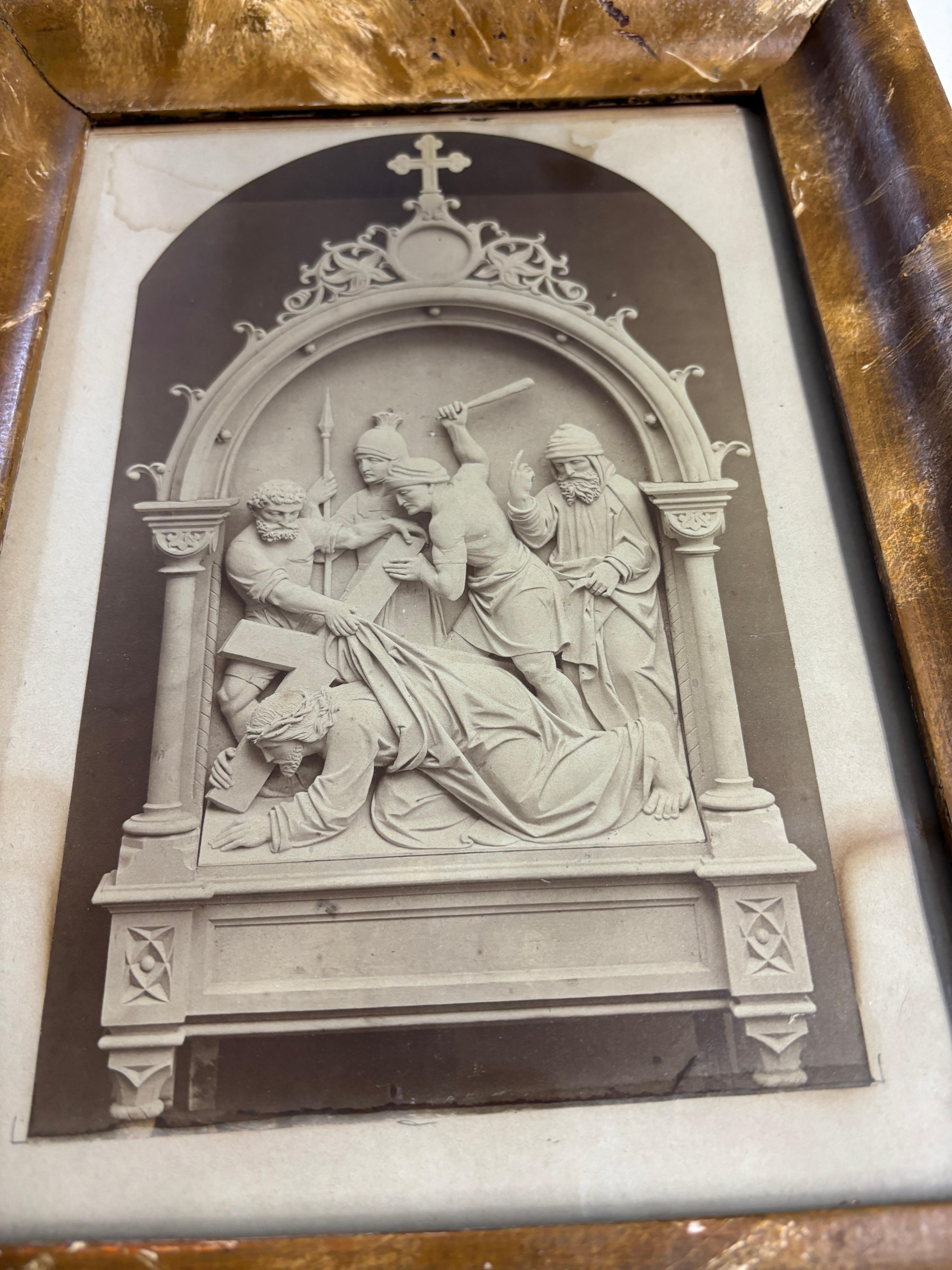 Un set completo di 14 stazioni della Via Crucis.  Trovato a Firenze, Italia.  Piano intagliato a mano con croce e numeri romani dipinti a mano sulla parte superiore.  Legno dipinto per assomigliare al marmo.  Litografie all'interno, alcune