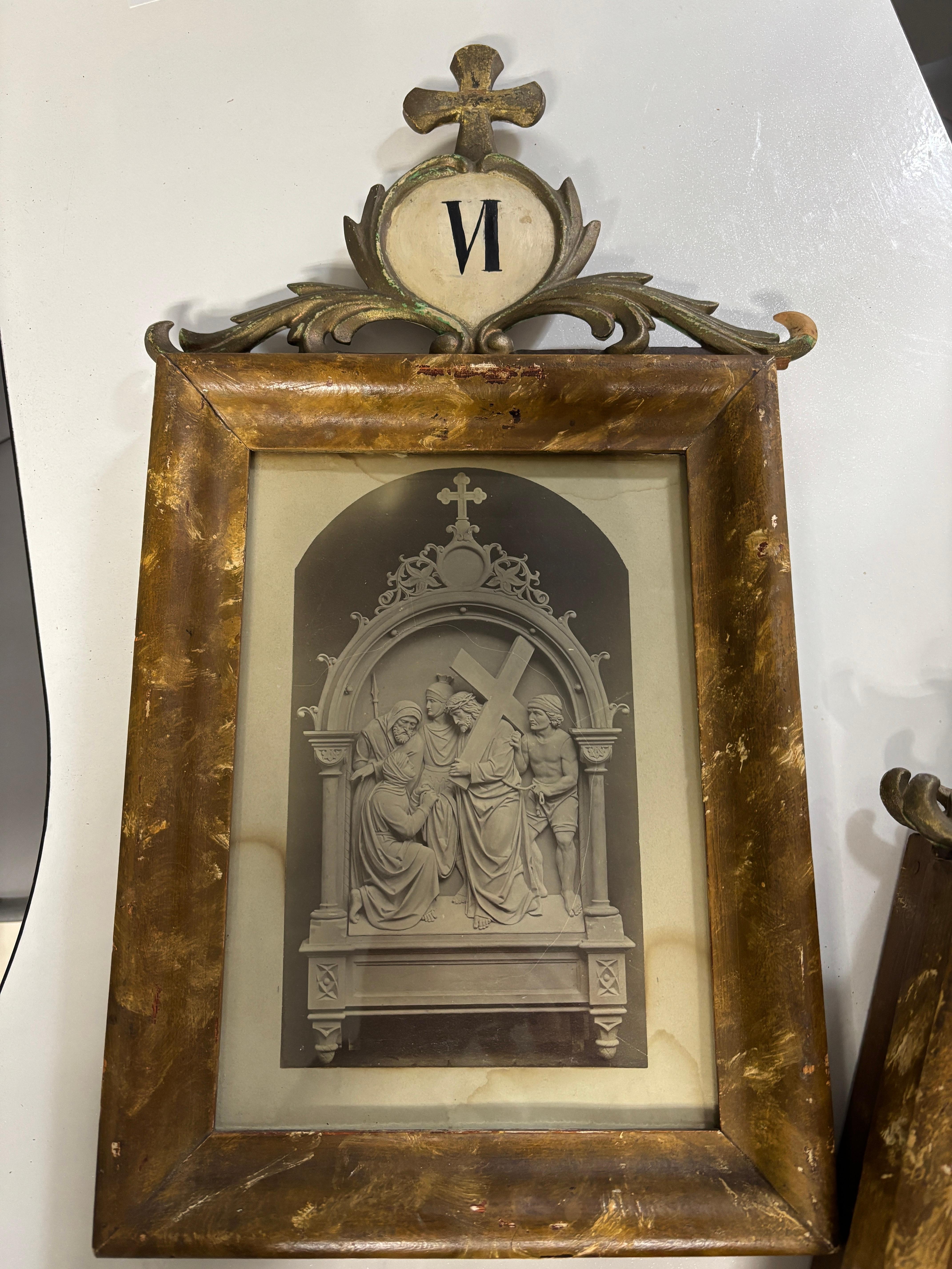 Legno dorato 14 stazioni della Via Crucis, 1900 circa, Italia Florentine Litografia Croce in legno intagliato