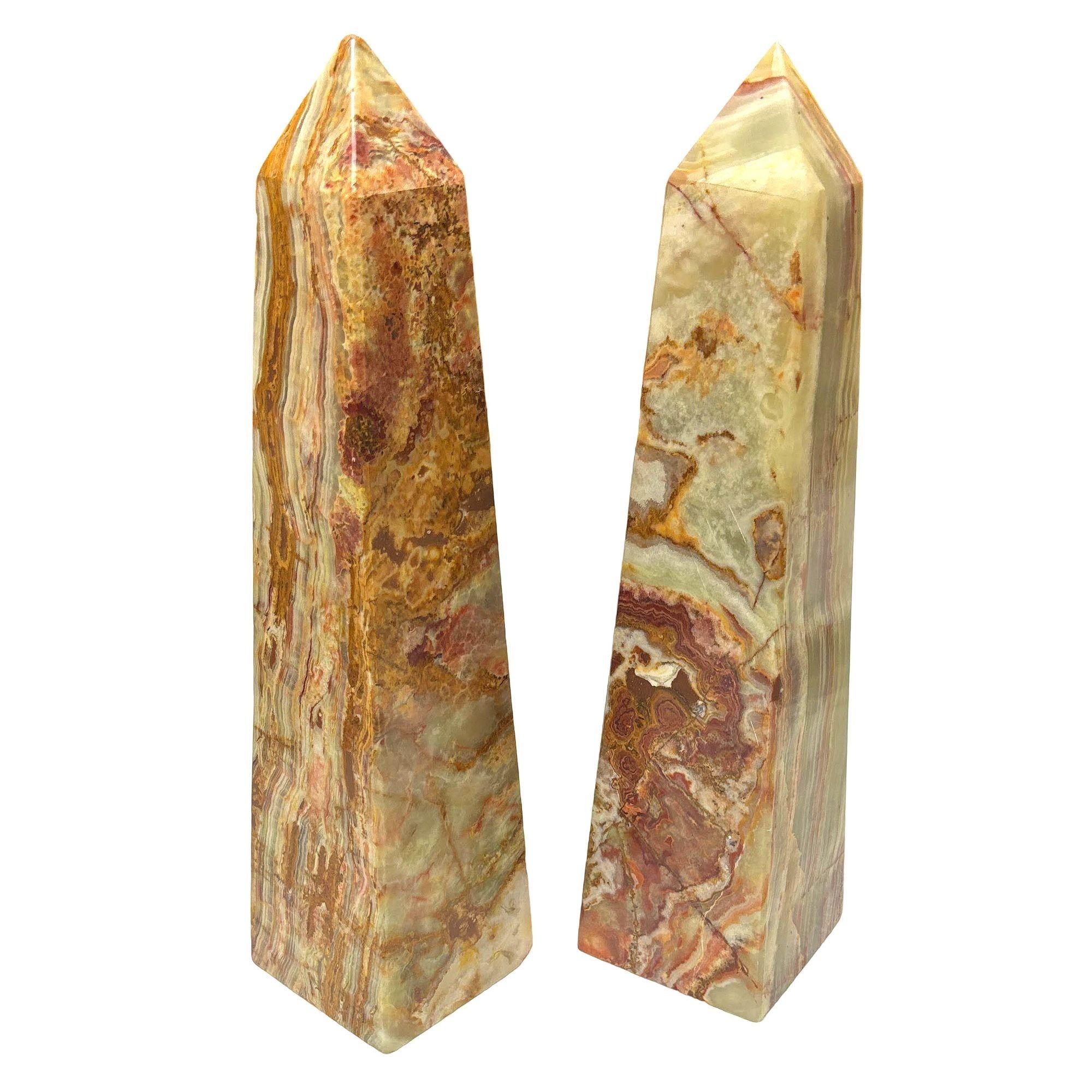Cette paire d'obélisques originale de l'époque Art déco associe la calcite rubanée, qui favorise l'équilibre et la clarté émotionnels, à l'onyx vert, qui symbolise la force et la persévérance. Ensemble, les monolithes ont une forme géométrique forte