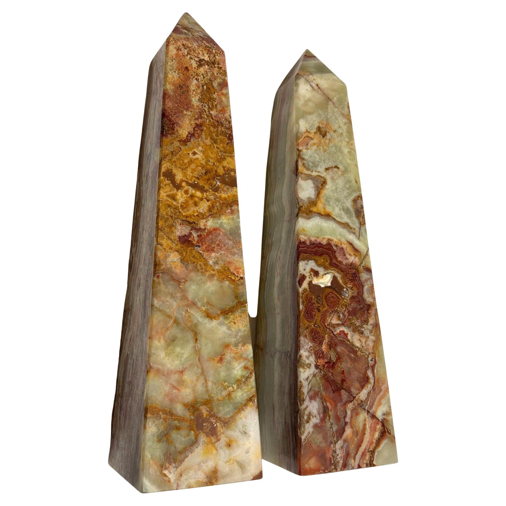 14" hoher Art-Déco-Obelisk aus Poloished Calcite und grünem Onyx mit Calcite-Punkt, Paar