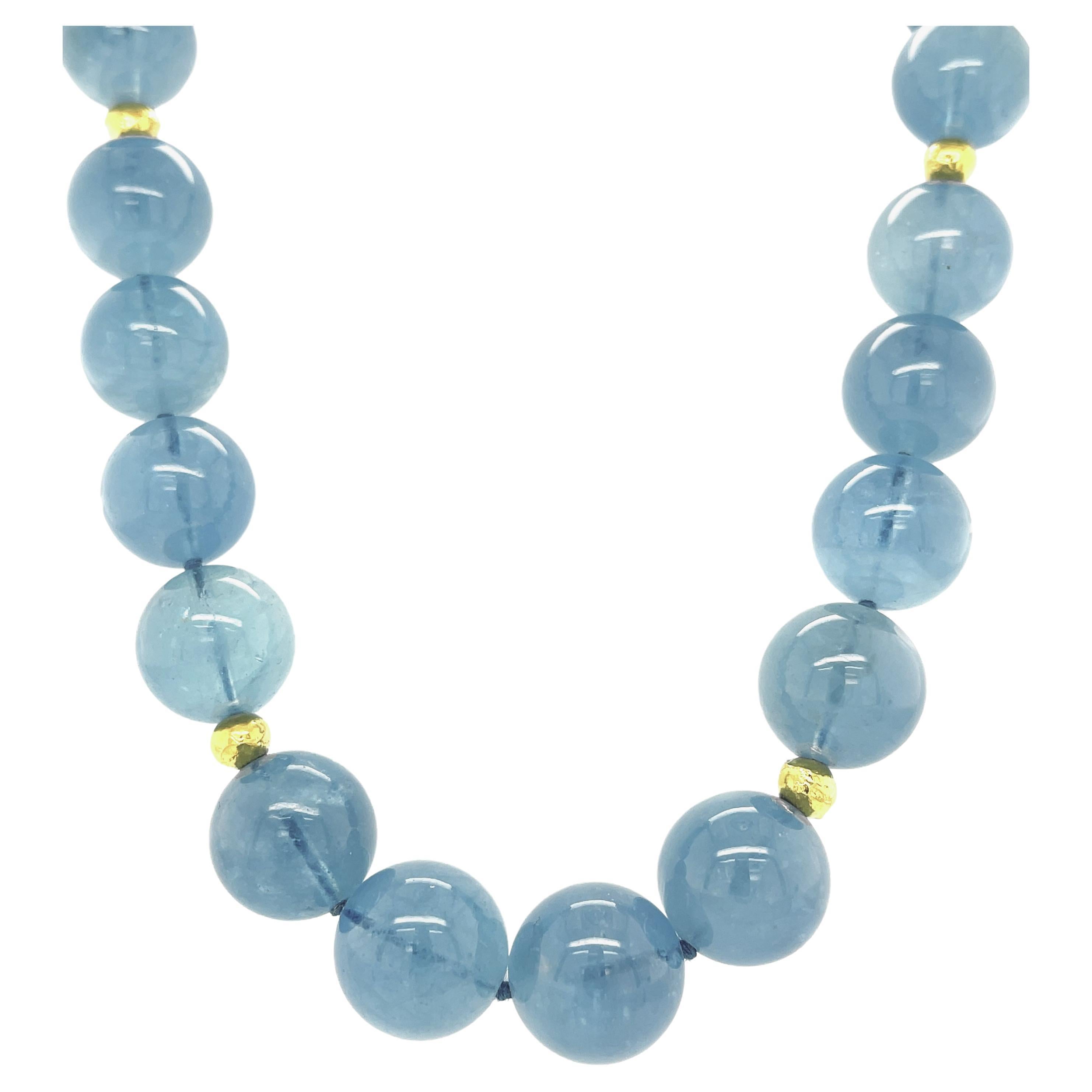 Collier de perles d'aigue-marine rondes de 14 à 15 mm avec accents en or jaune, 46 cm en vente