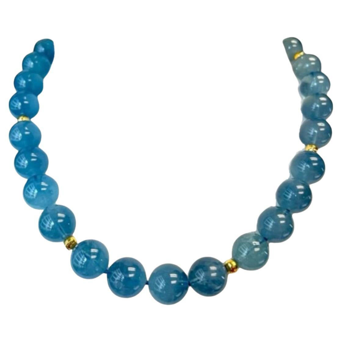 14 bis 15 mm Runde Aquamarin-Perlenkette mit Gelbgold-Akzenten, 13,5 Zoll