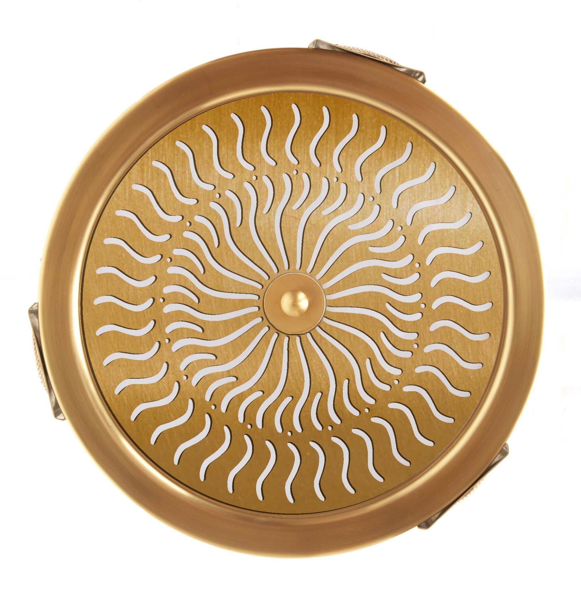 Una nuova plafoniera a sospensione contemporanea con ritagli a forma di virgola che emettono luce attraverso diffusori in lucite opale sui lati. La cornice è divisa in tre sezioni con rosette ovali in ottone fuso. Il lato inferiore è caratterizzato