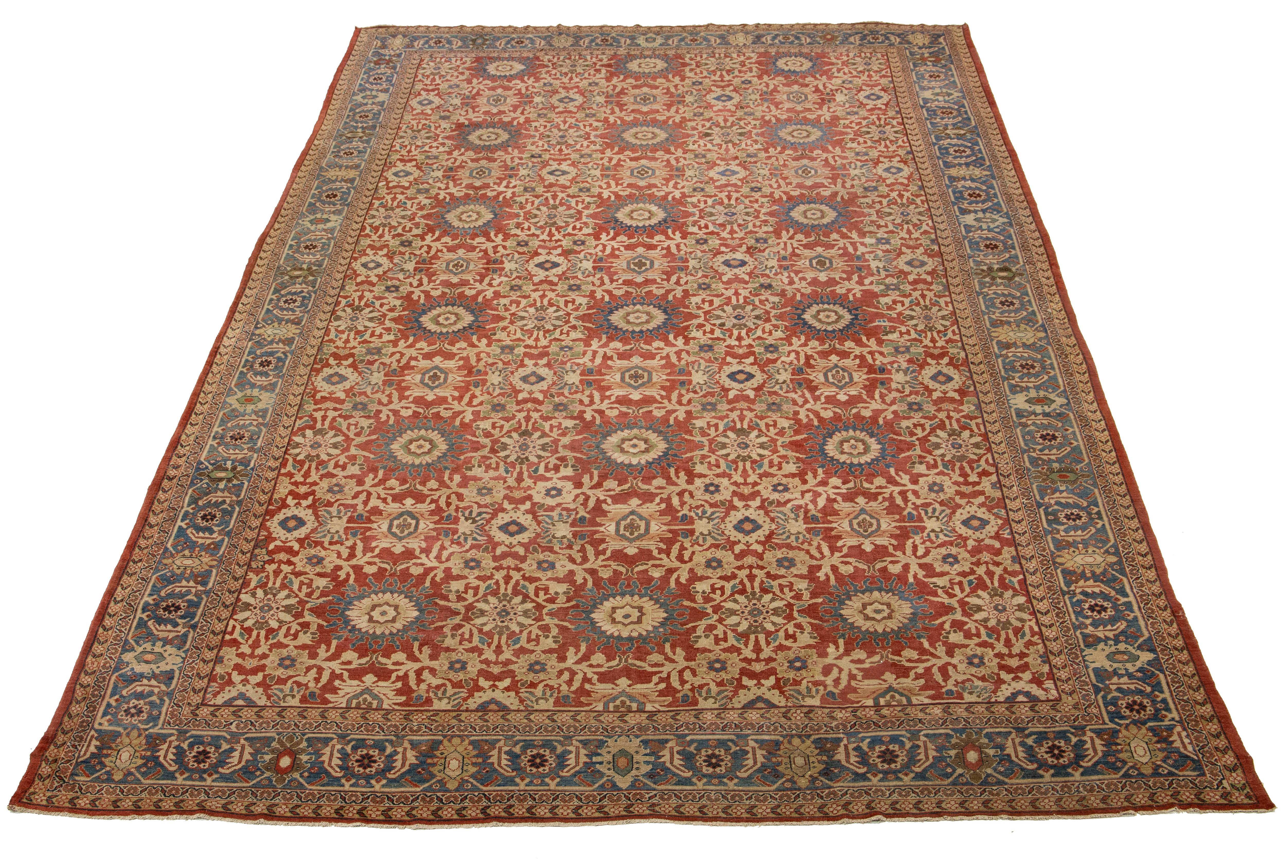 Ti presentiamo un tappeto di lana unico, annodato a mano: questo antico pezzo oversize di Sultanabad Rugs risale al 1870 ed è un esempio di artigianato senza tempo. Il suo splendido e ricco campo rosso è splendidamente completato da vivaci disegni