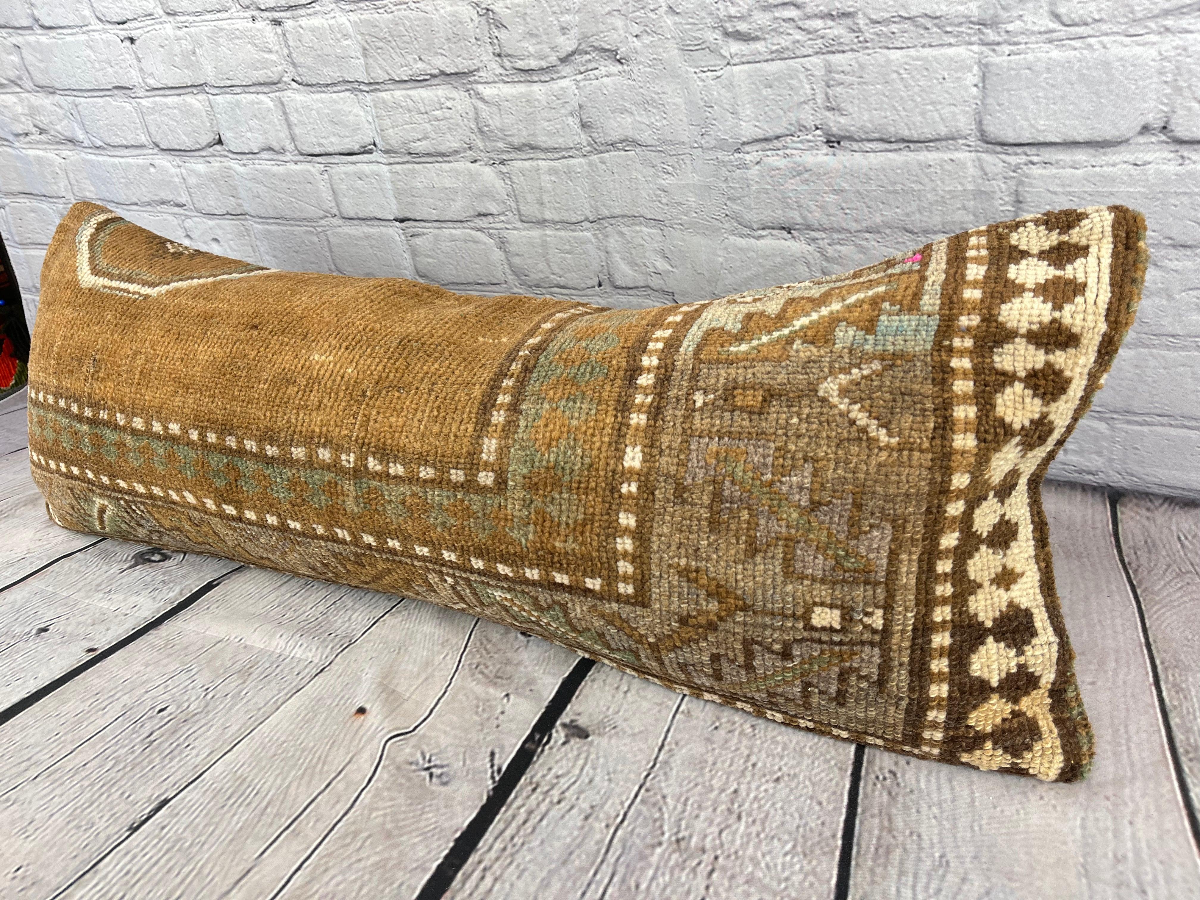 14 x 35 Cojín Lumbar Alfombra Kilim Anatolia Cojín Turco Funda #7832 Mejora la decoración de tu hogar con nuestro Cojín Lumbar Alfombra Turca. Esta exquisita funda de almohada, meticulosamente tejida a mano, aporta un toque de elegancia y herencia