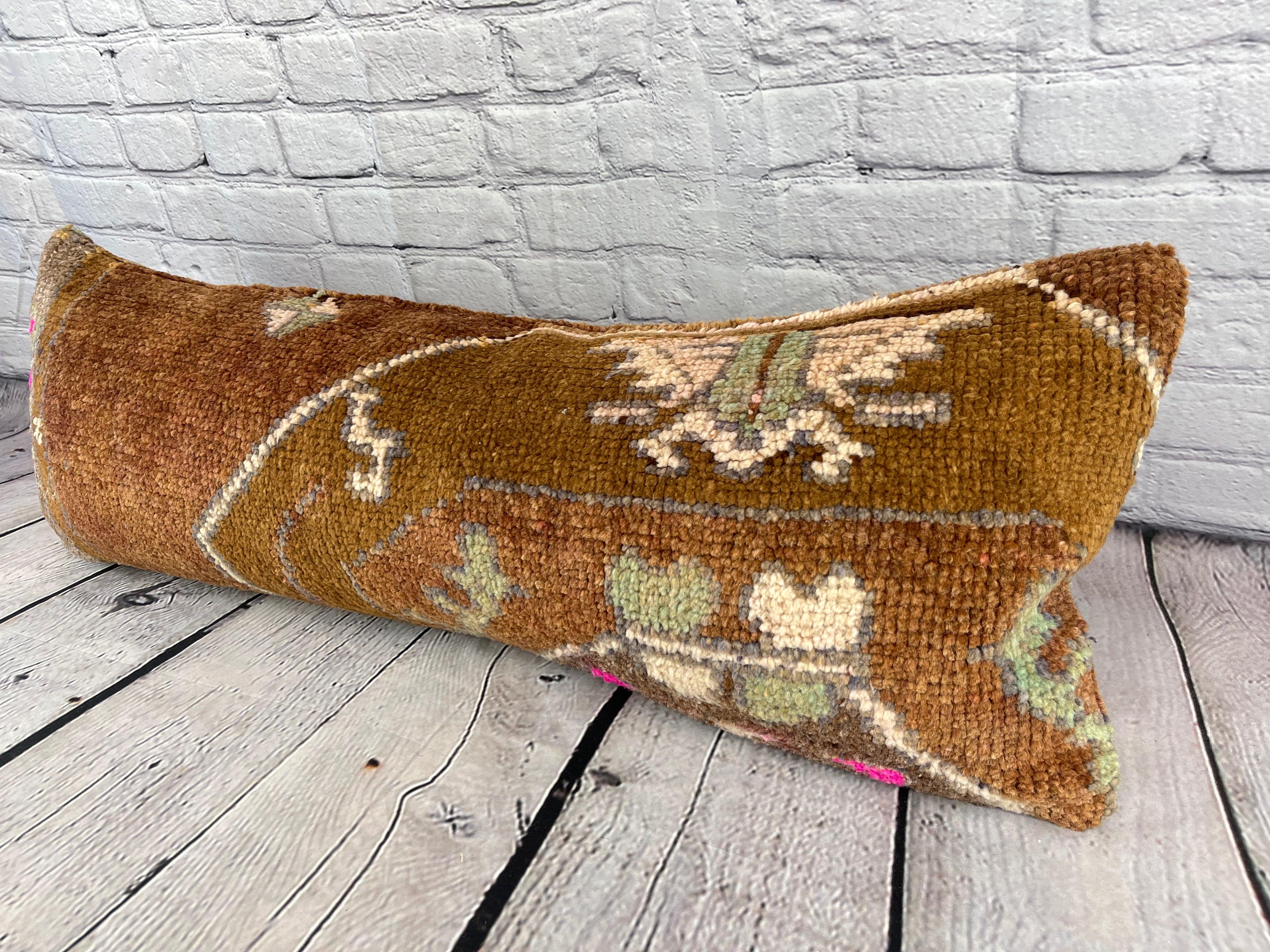 14 x 35 Lumbal Kilim Rug Cozy Haven Turkish Pillow Cushion Cover #7834 Verbessern Sie Ihr Zuhause mit unserem Lumbal Rug Pillow Turkish Rug Cushion. Dieser exquisite, sorgfältig handgewebte Kissenbezug bringt einen Hauch von Eleganz und kulturellem