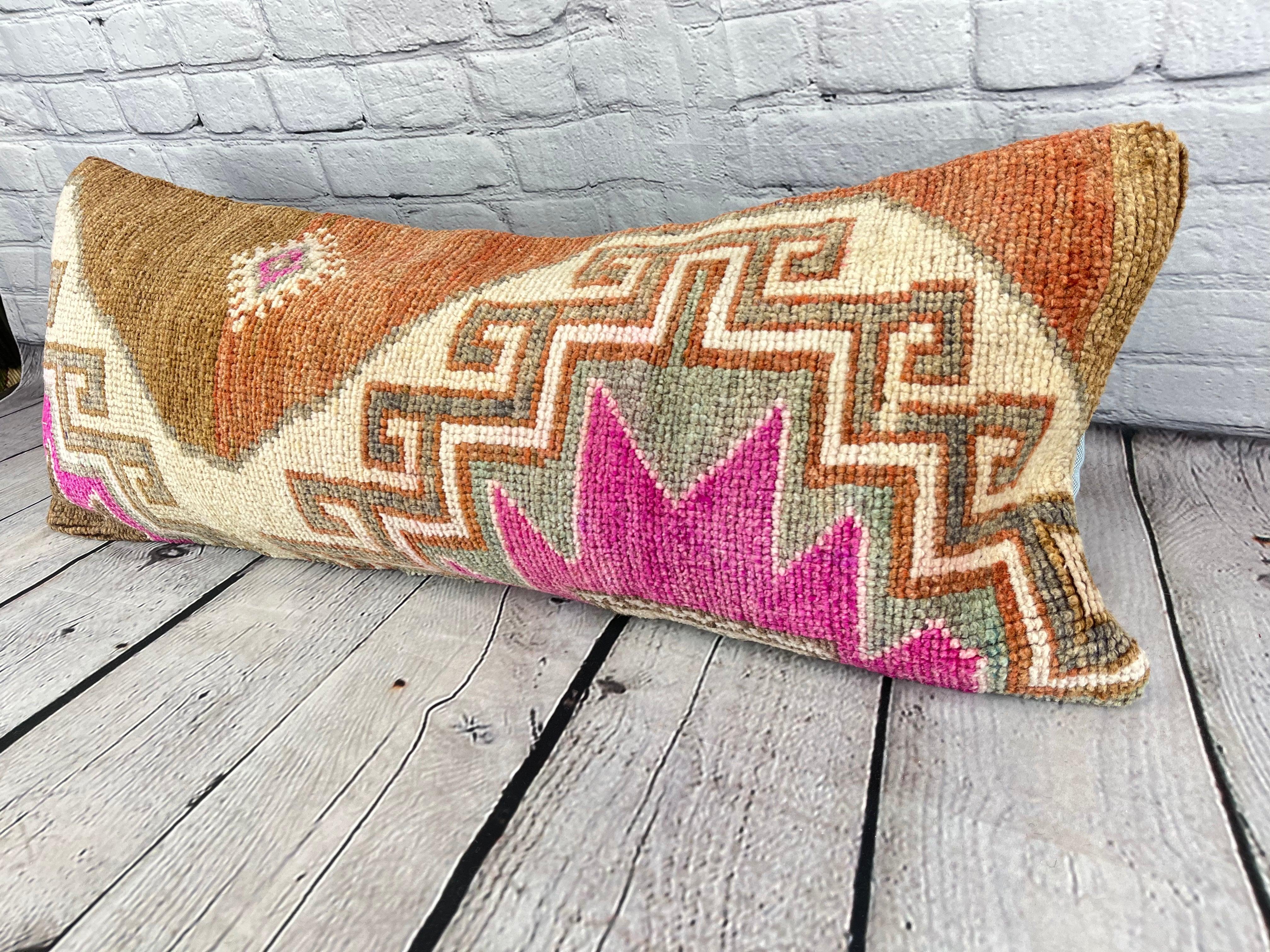 14 x 35 Lumbar Rug Pillow Luxe Corner Turkish Pillow Cushion Cover #7586 Verschönern Sie Ihr Zuhause mit unserem Lumbar Rug Pillow Turkish Rug Cushion. Dieser exquisite, sorgfältig handgewebte Kissenbezug bringt einen Hauch von Eleganz und