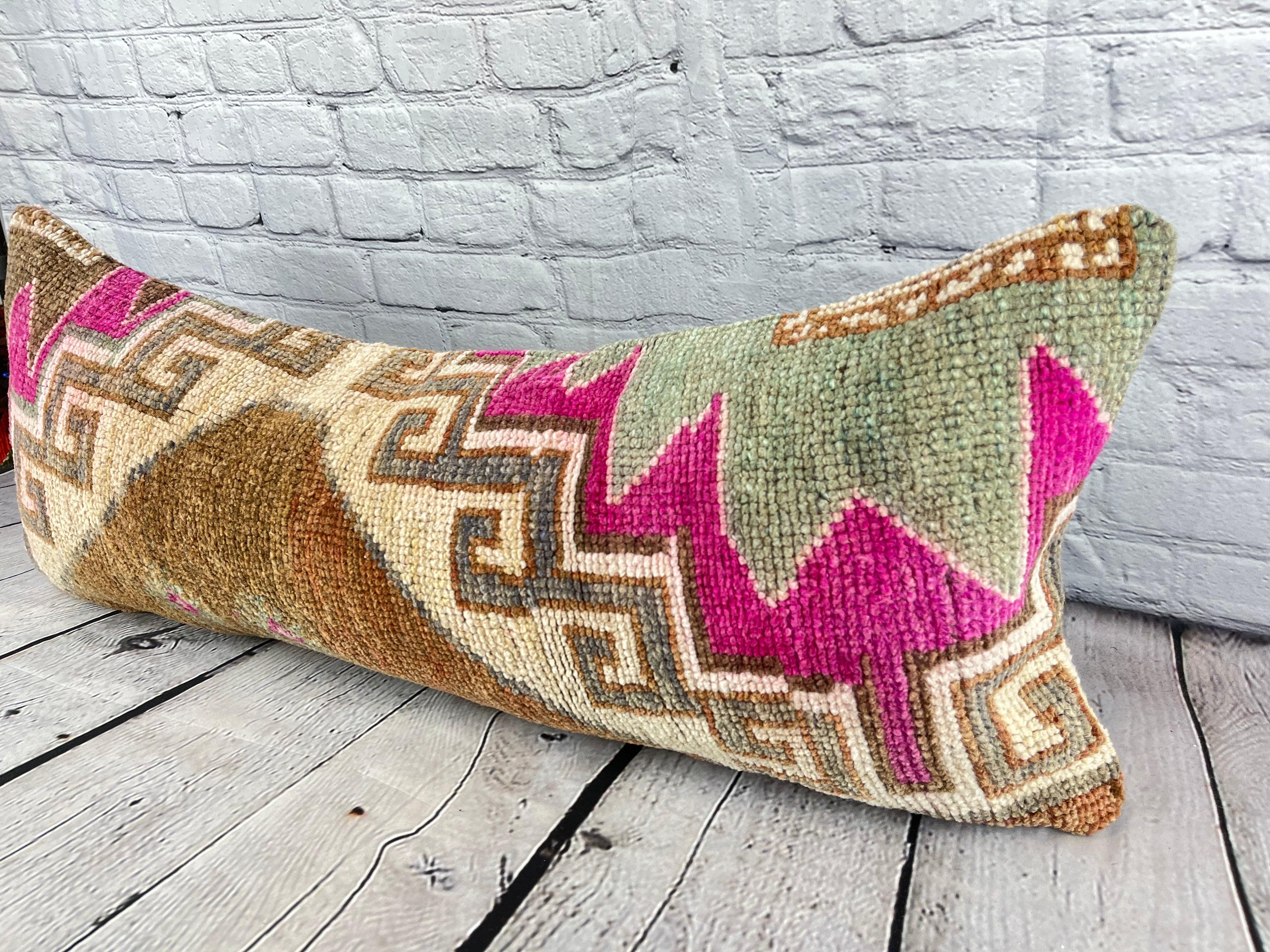14 x 35 Cuscino tappeto lombare Radiance Haven Turkish Pillow Cushion Cover #7585 Migliora l'arredamento della tua casa con il nostro cuscino tappeto lombare Turkish Rug Cushion. Questo squisito copricuscino, meticolosamente tessuto a mano, dona un
