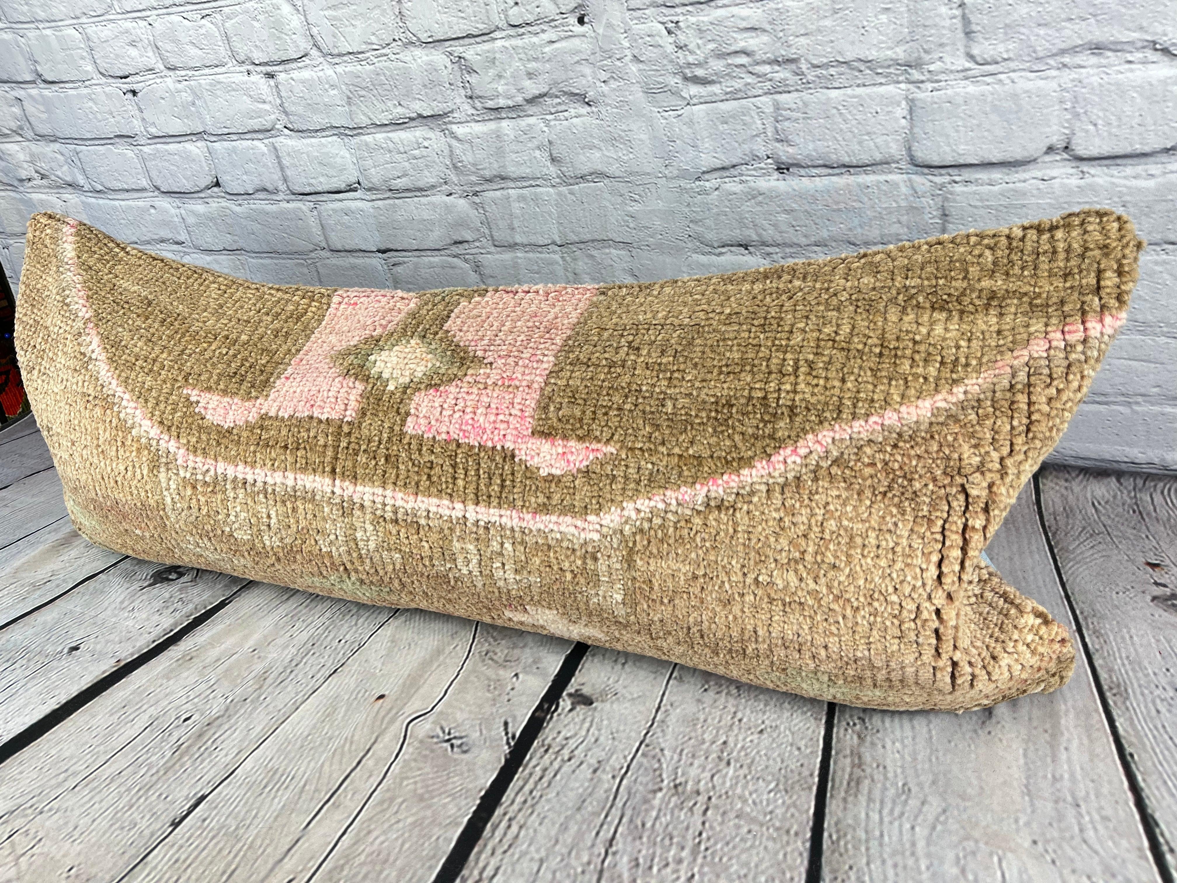 14 x 35 Almohada Alfombra Lumbar Cojín Turco Retiro del Resplandor #7592 Mejora la decoración de tu hogar con nuestra Almohada Alfombra Lumbar Cojín Turco. Esta exquisita funda de almohada, meticulosamente tejida a mano, aporta un toque de elegancia