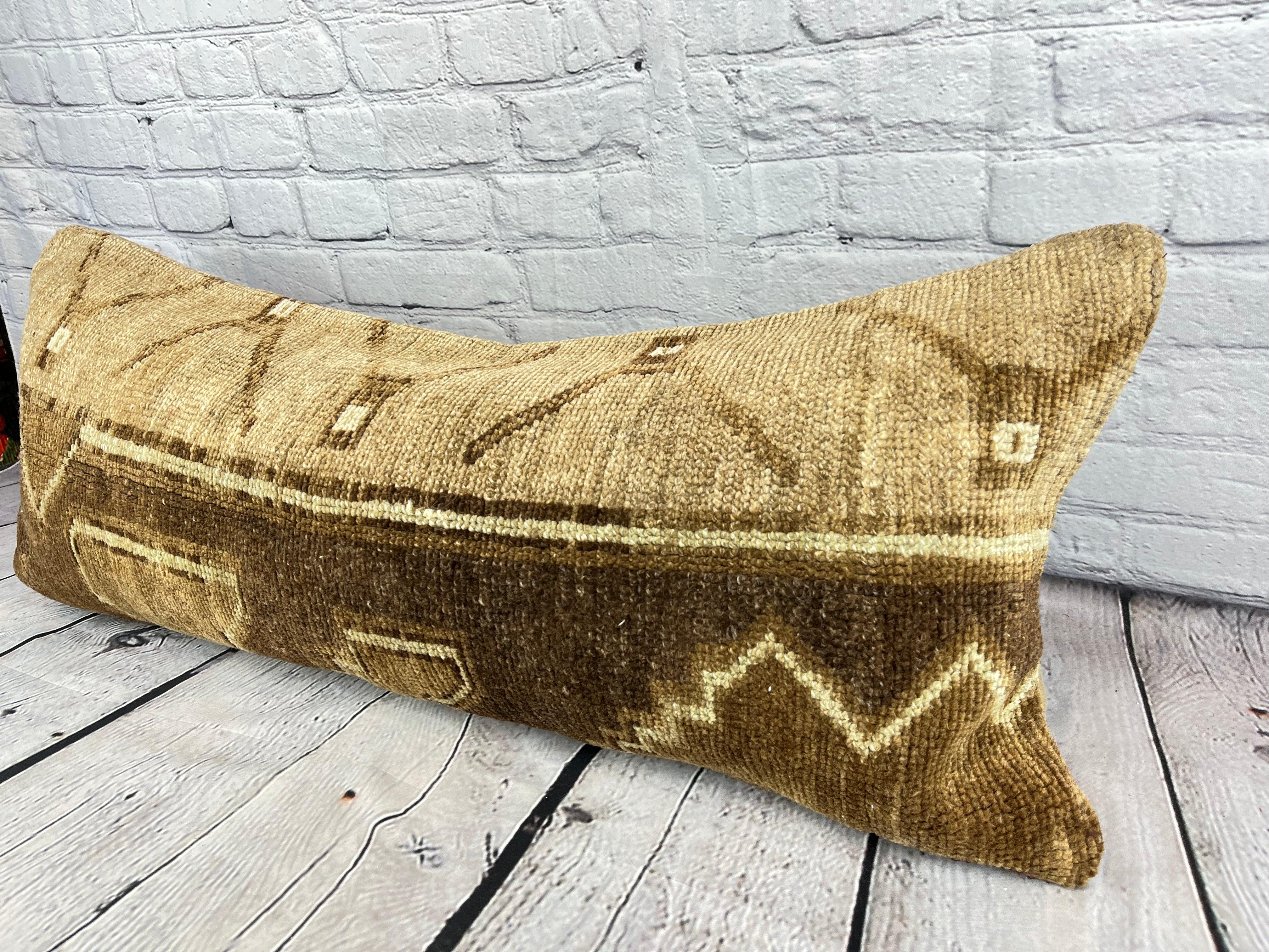 14 x 35 Cuscino tappeto lombare Serenade Oasis Turkish Pillow Cushion Cover #7823 Migliora l'arredamento della tua casa con il nostro cuscino tappeto lombare Turkish Rug Cushion. Questo squisito copricuscino, meticolosamente tessuto a mano, dona un