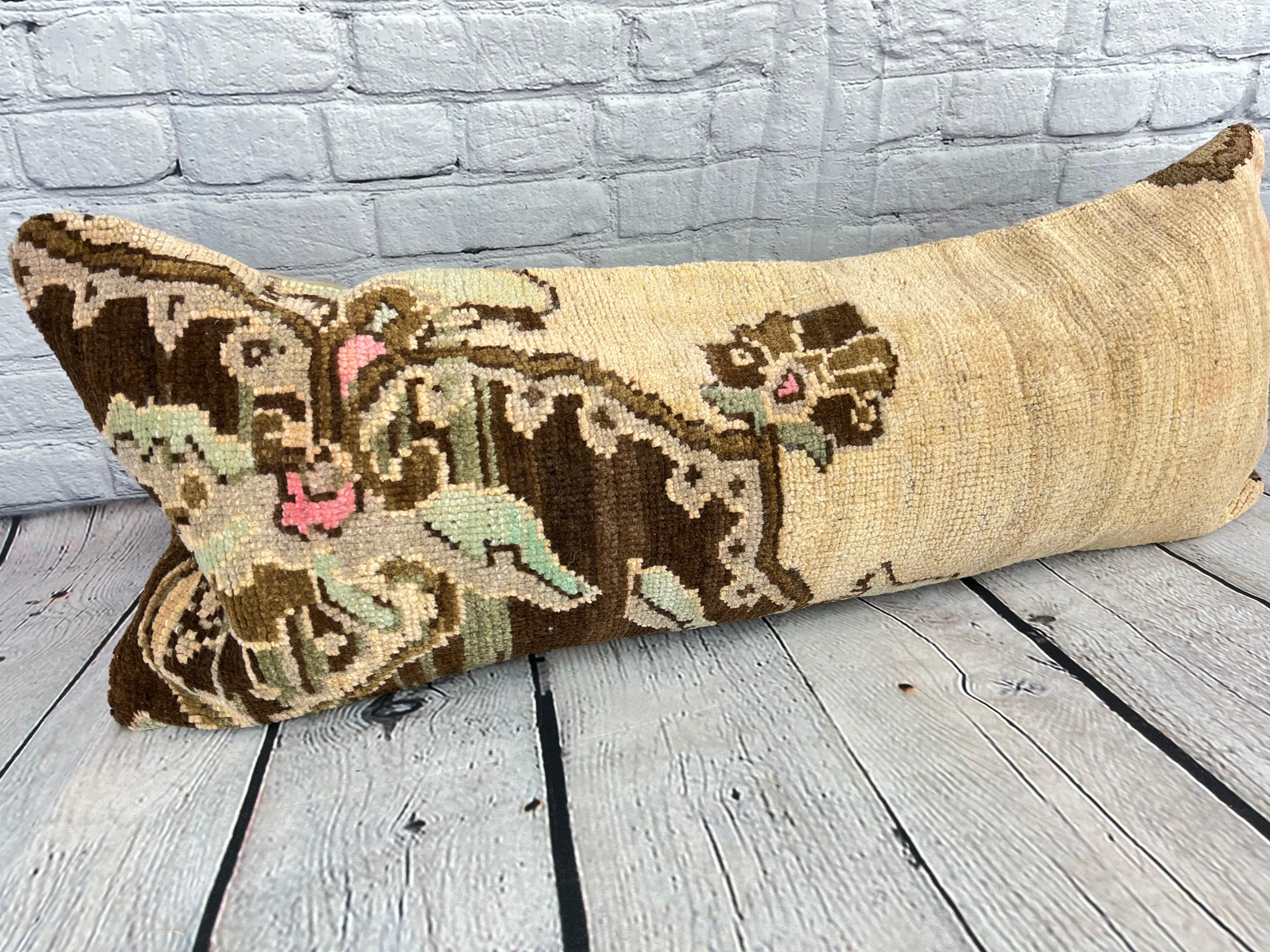 14 x 35 Cuscino tappeto lombare Serene Haven Turkish Pillow Cushion Cover #7805 Migliora l'arredamento della tua casa con il nostro cuscino tappeto lombare Turkish Rug Cushion. Questo squisito copricuscino, meticolosamente tessuto a mano, dona un